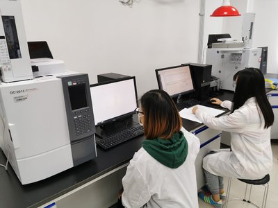 江苏膜科技产业园的公共技术服务平台为企业提供的气相色谱仪、电感耦合等离子光谱仪等设备。江苏膜科技产业园供图